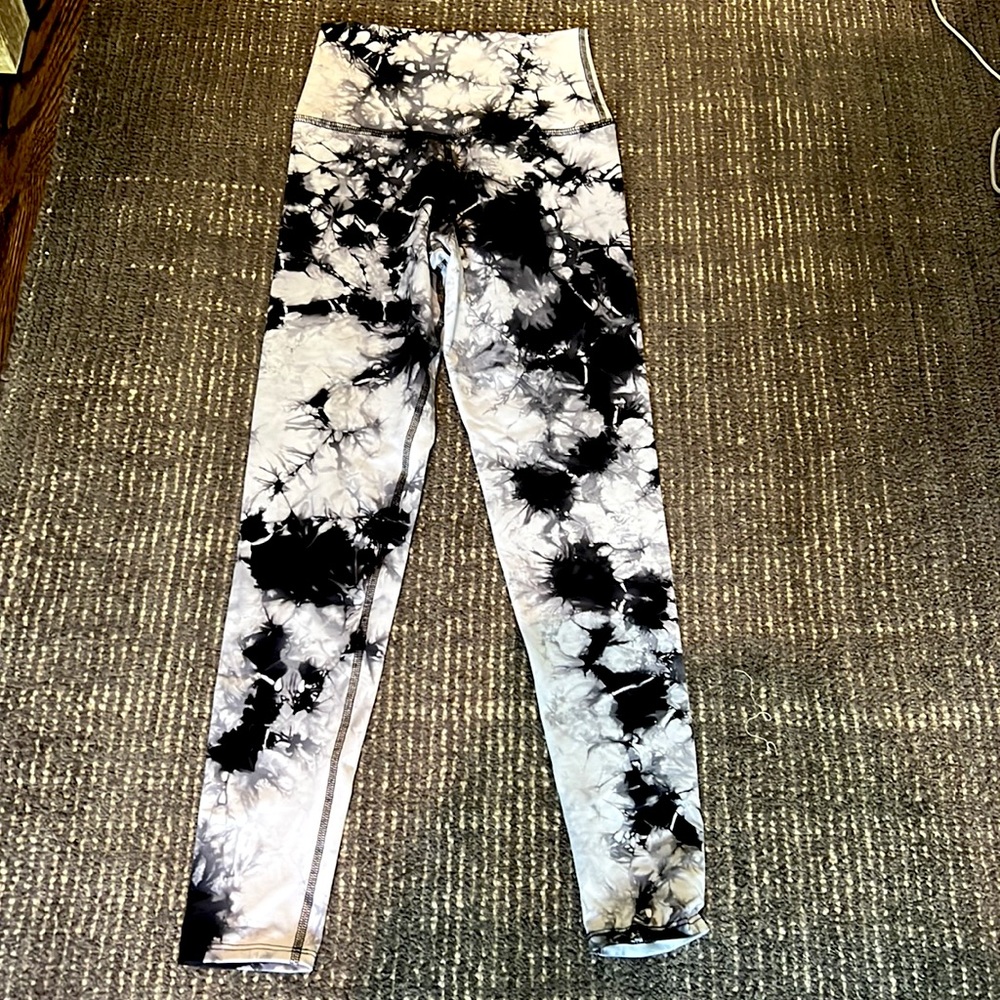 Electric Rose blk/white tye dye leggings in size XS